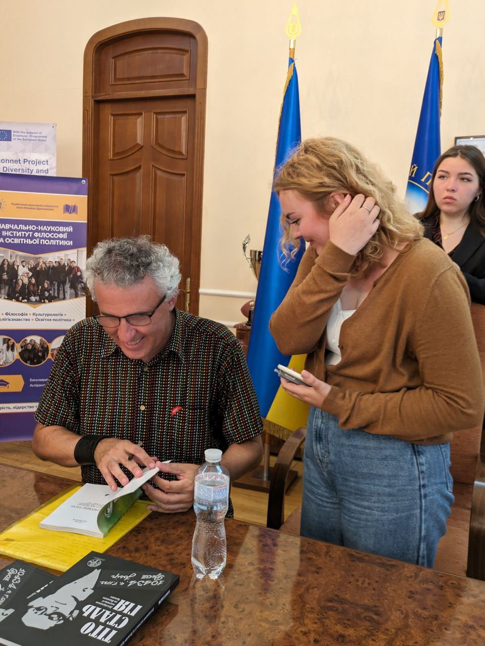 Mahistr kulʹturolohiyi Katya Lohvinenko pidpysuye knyzhku u profesora kulʹturolohiyi z Sloveniyi Miti Velykoni