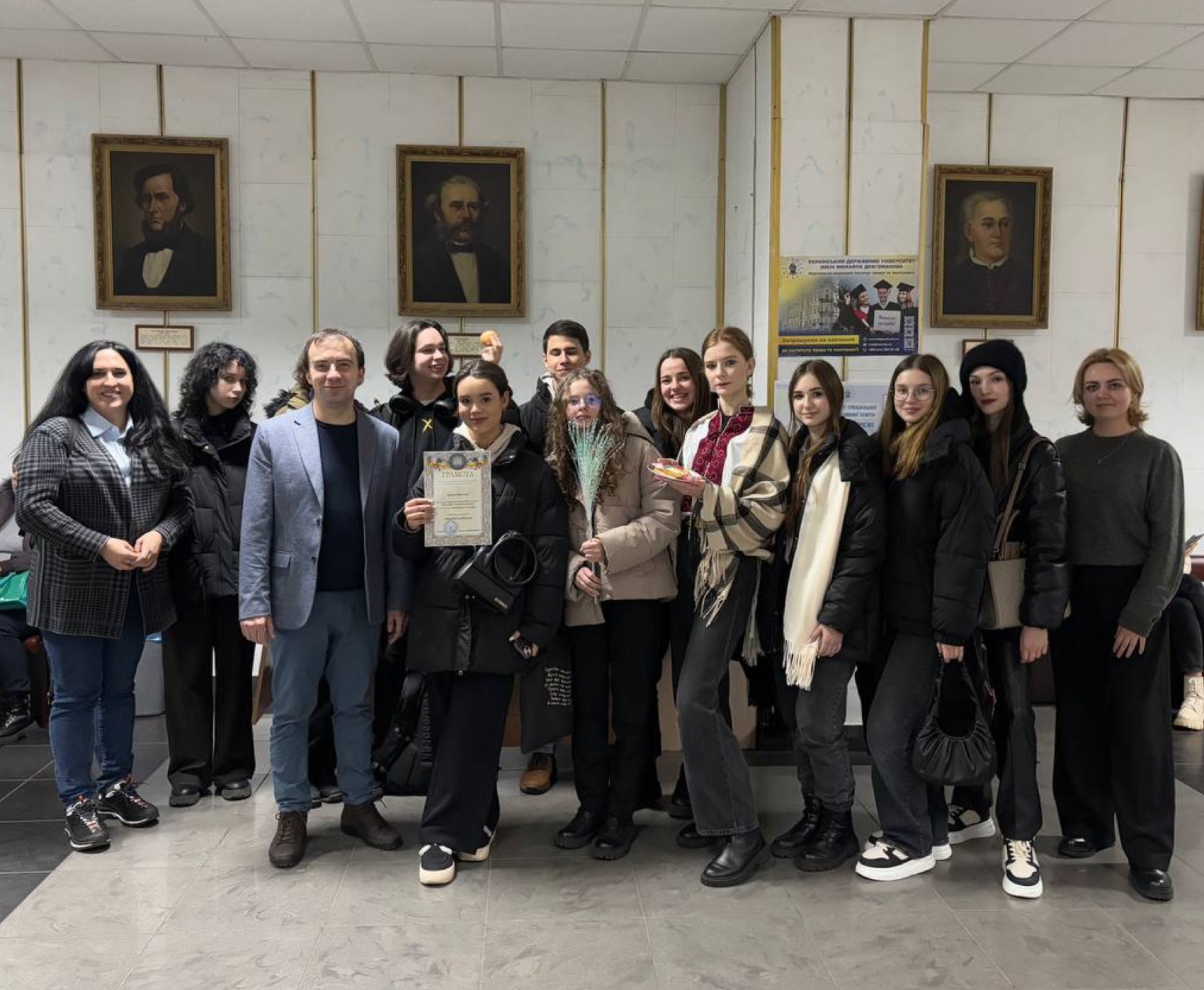 Studenty kulʹturolohiyi studnty zhurnalistyky ta studenty filosofy z dekanom
