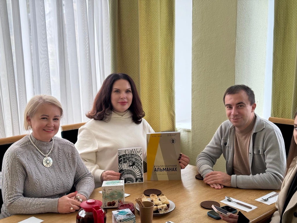 Studentsʹka hazeta instytutu ta zhurnal kulʹturolohichnyy alʹmanakh buly prezentovani Vladi Lytovchenko