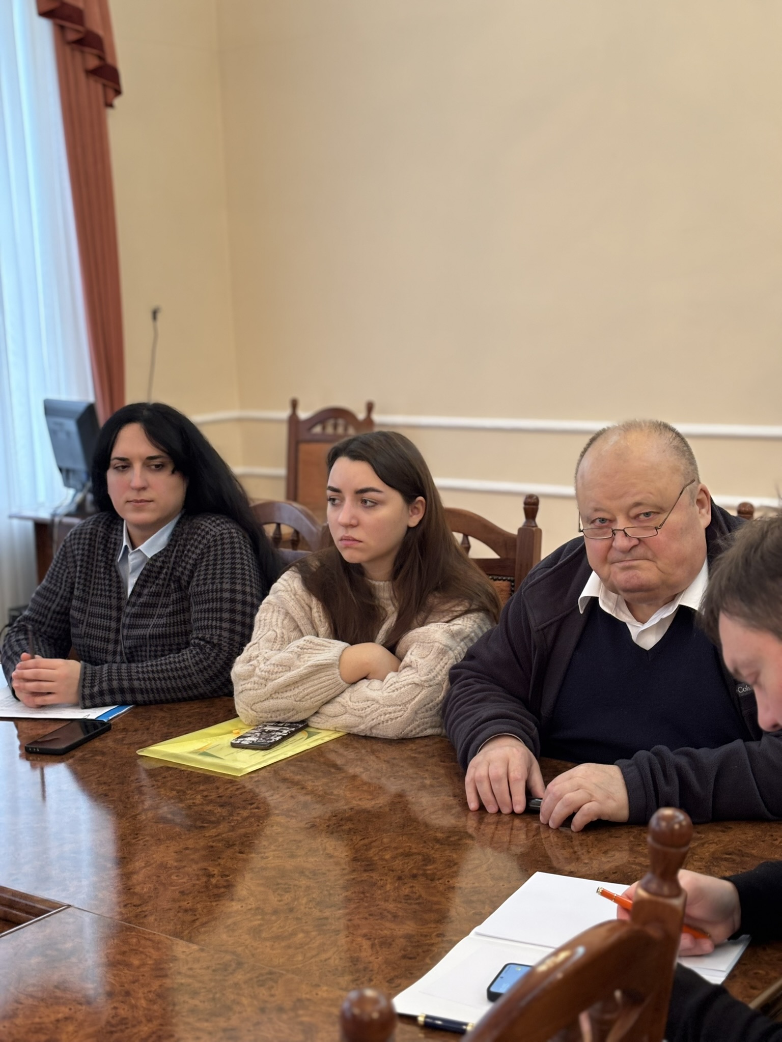 Zastupnyk dyrektora Viktoriya Vasylenko profesor zaviduvach kafedry Viktor Bondarenko laborant Ruslana Stankevych na zborakh trudovoho kolektyvu