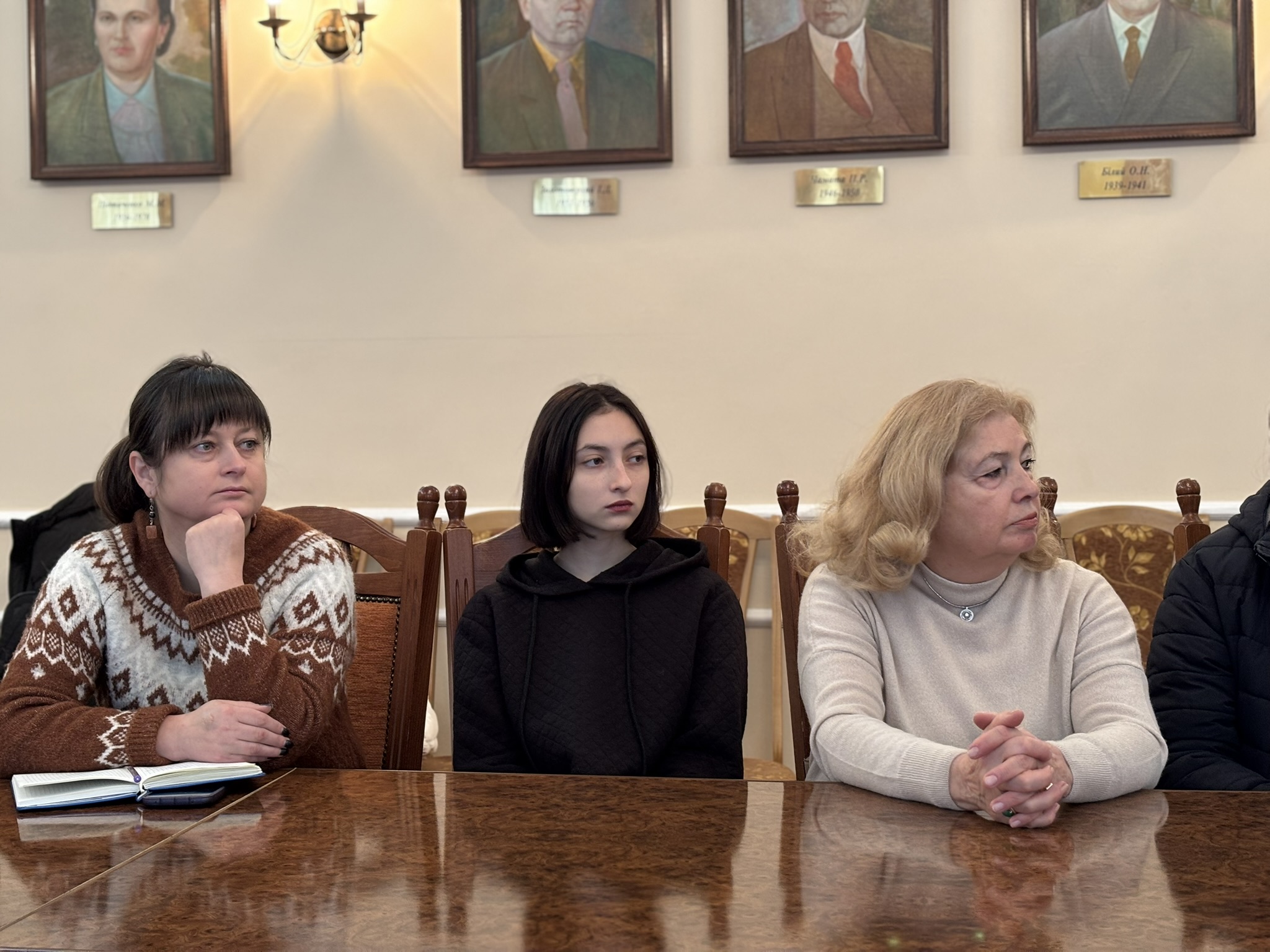 Zaviduvach kafedry etyky te estetyky prfoesor Tetyana Andrushchenko ta kolehy na zborakh trudovoho kolektyvu filosofsʹkoho