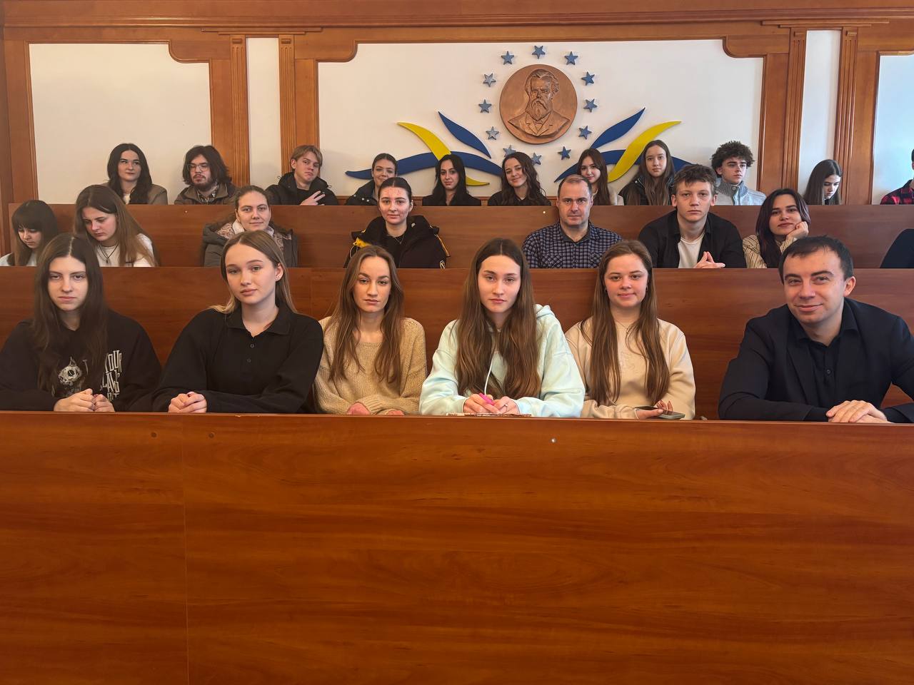 studenty ta vykladachi filosofskogo na miznarodniy zustrichi
