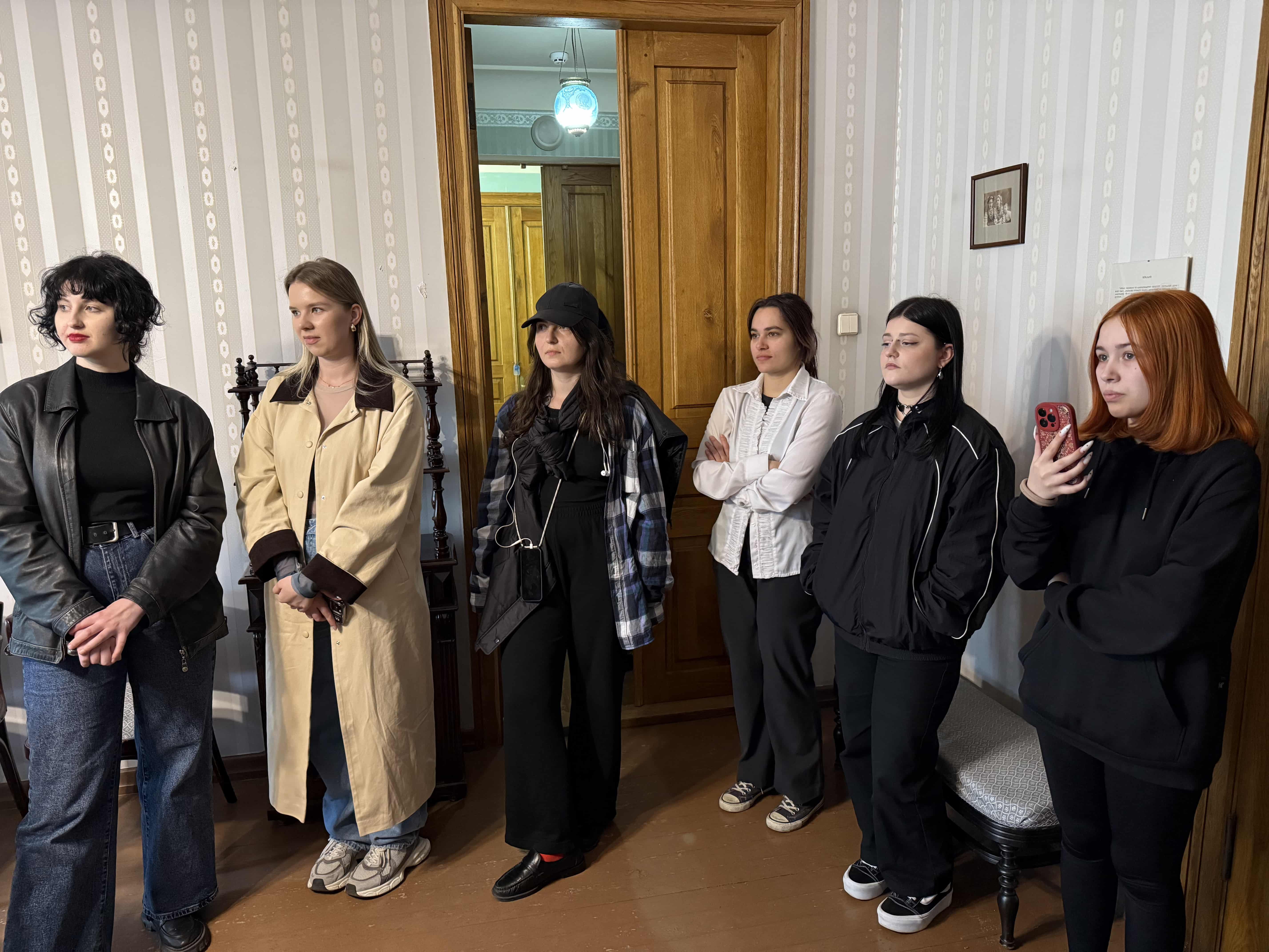 studenty provodjat ekskursiju v muzei vydatnyh dijachiv ukrainskoi kultury min